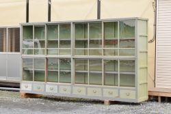 アンティーク家具　超特大幅3.5m　ペンキのはげた特注の大型収納棚(飾り棚、陳列棚、ガラスケース、ショーケース)