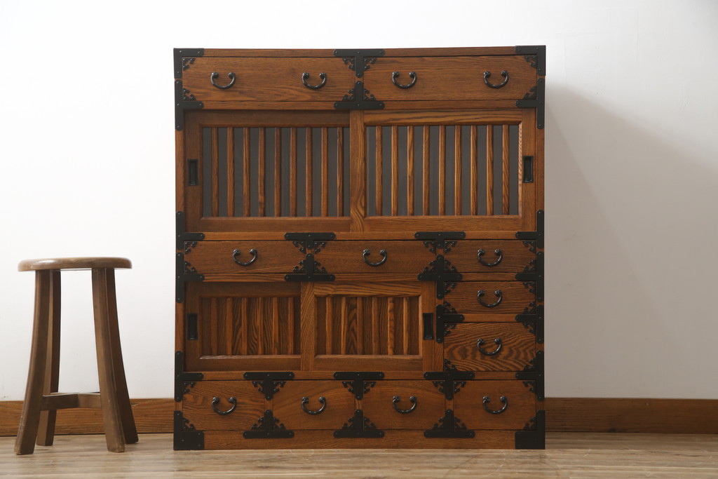中古　超美品　新古品　ニレ材無垢材　上品な佇まいが魅力の重厚な収納箪笥(茶箪笥、食器棚、サイドボード、水屋箪笥)(R-071889)