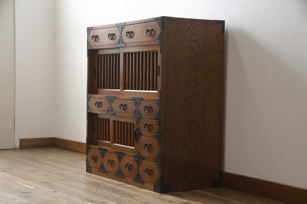 中古　超美品　新古品　ニレ材無垢材　上品な佇まいが魅力の重厚な収納箪笥(茶箪笥、食器棚、サイドボード、水屋箪笥)(R-071889)