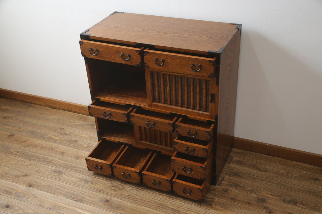 中古　超美品　新古品　ニレ材無垢材　上品な佇まいが魅力の重厚な収納箪笥(茶箪笥、食器棚、サイドボード、水屋箪笥)(R-071889)