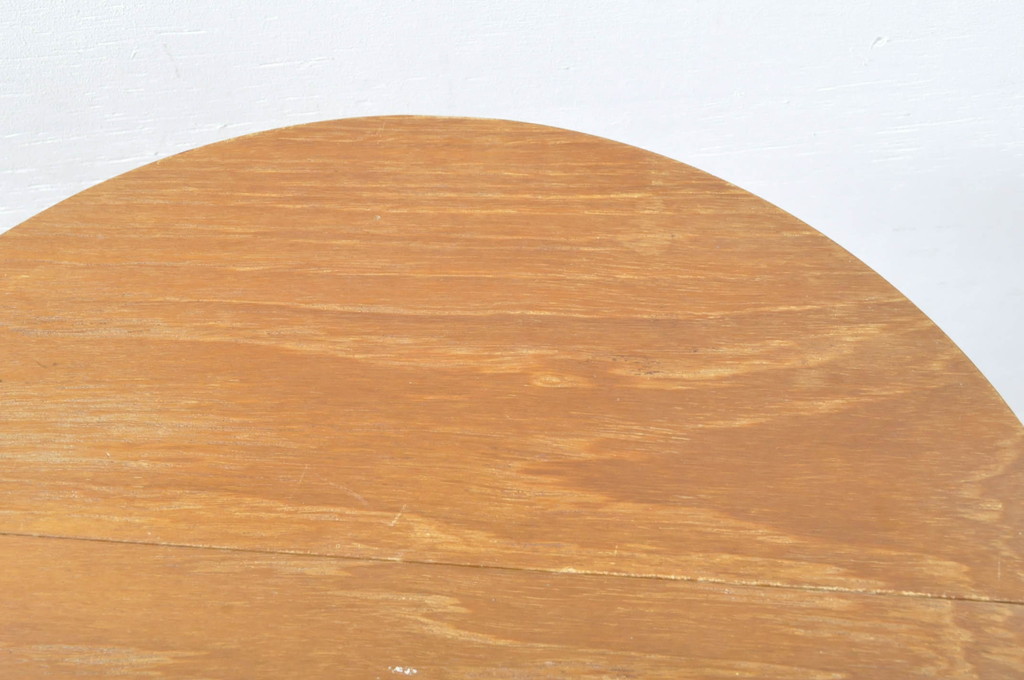 イギリスビンテージ　優しい木の温もり溢れるチーク材製のバタフライサイドテーブル(カフェテーブル、コーヒーテーブル、折りたたみテーブル、折り畳み、ラウンドテーブル、丸テーブル、花台、飾り台、店舗什器、ヴィンテージ)(R-064868)