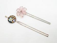 アンティーク　金蒔絵　螺鈿　紅水晶(ローズクォーツ)　テイストの違う花のデザインが楽しめる簪2本セット(花、フラワー、かんざし、和装小物、髪飾り、アクセサリー)(R-079002)