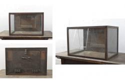 アンティーク家具　前面タモ玉杢材　ガラス引き戸のデザインがお洒落な茶箪笥