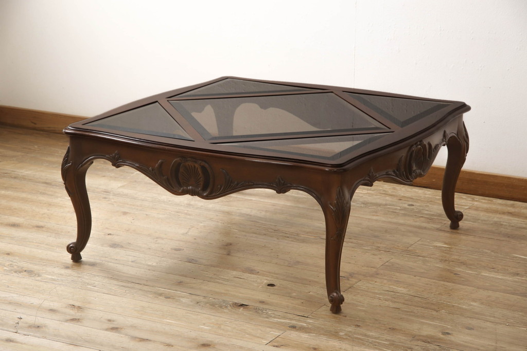 中古　アメリカ製　ガラス天板　クラシカルなデザインが魅力のセンターテーブル(リビングテーブル、ローテーブル、フロアテーブル、センチュリー社)(R-065418)