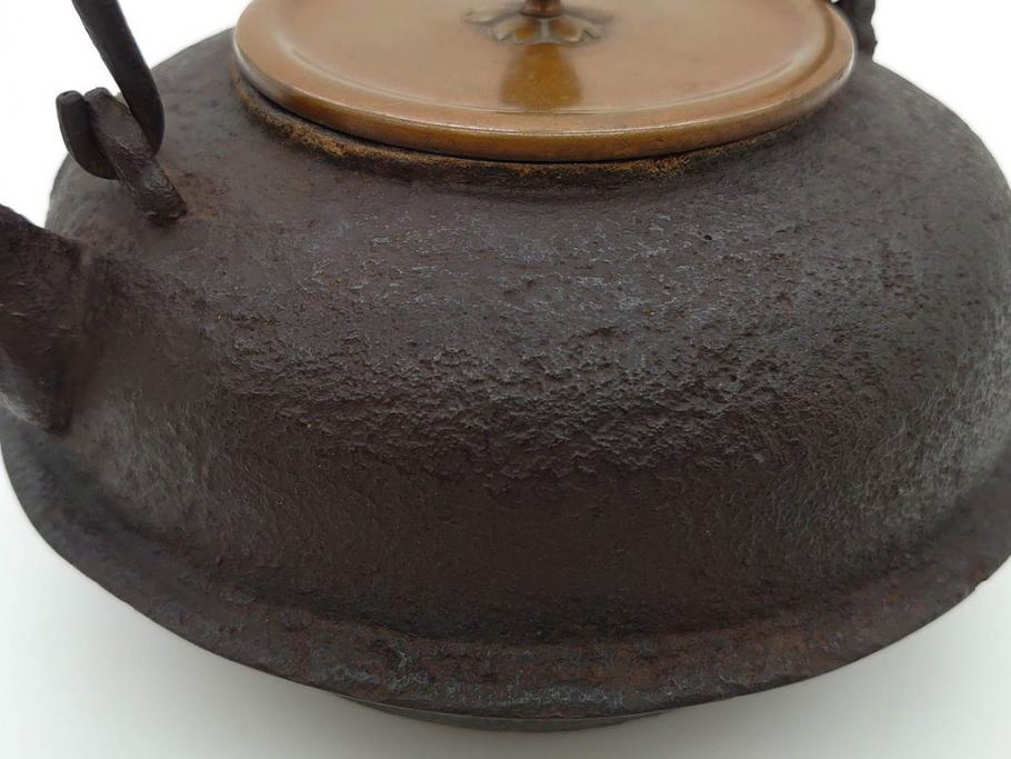 時代物　加藤忠三郎　紫金堂　平丸　年月を経た味わい漂う鉄瓶(湯沸、湯瓶、茶道具、茶器、共箱付き)(R-078773)