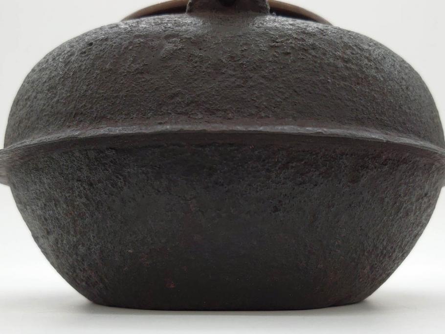 時代物　加藤忠三郎　紫金堂　平丸　年月を経た味わい漂う鉄瓶(湯沸、湯瓶、茶道具、茶器、共箱付き)(R-078773)