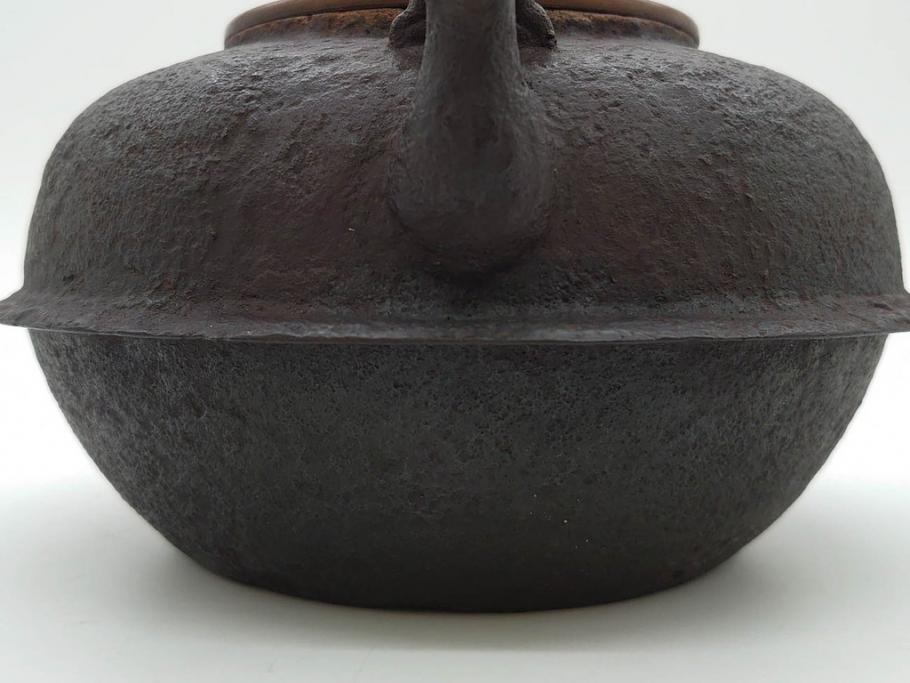 時代物　加藤忠三郎　紫金堂　平丸　年月を経た味わい漂う鉄瓶(湯沸、湯瓶、茶道具、茶器、共箱付き)(R-078773)