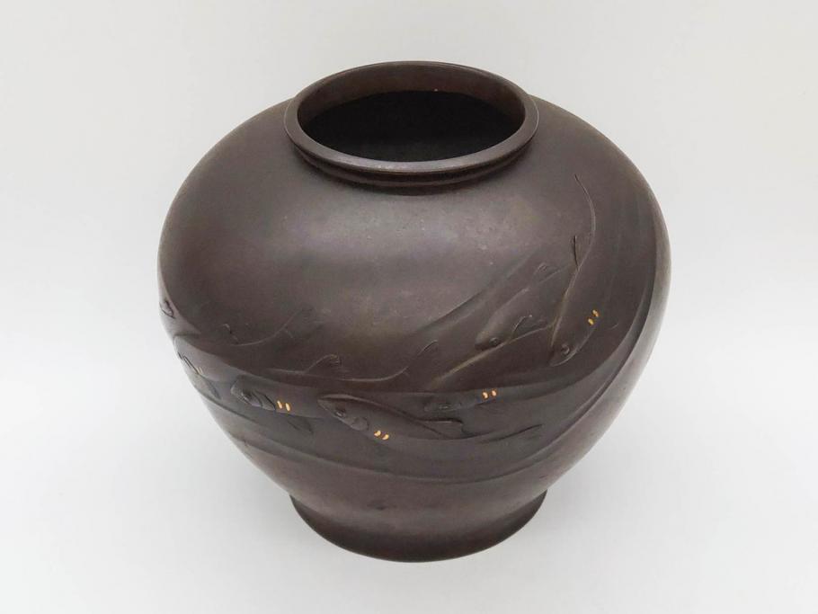 時代物　古銅　斑紫銅　盛上　生き生きと泳ぐ魚の装飾が印象的な花瓶(鮎?、アユ、高岡銅器?、花器、花生、花入、壷、壺、在銘、作家物)(R-077929)