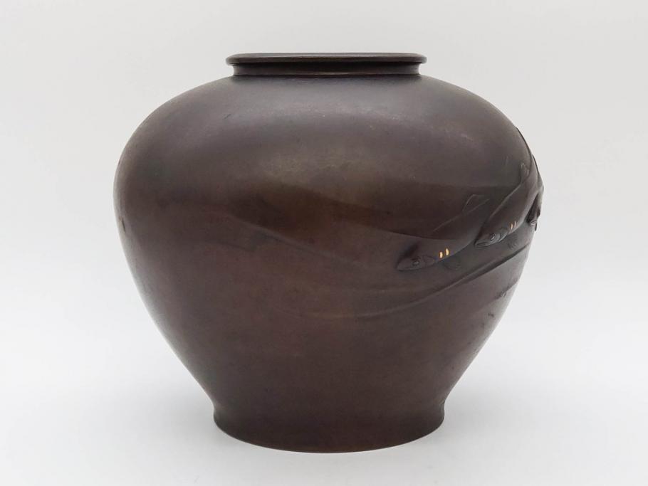 時代物　古銅　斑紫銅　盛上　生き生きと泳ぐ魚の装飾が印象的な花瓶(鮎?、アユ、高岡銅器?、花器、花生、花入、壷、壺、在銘、作家物)(R-077929)