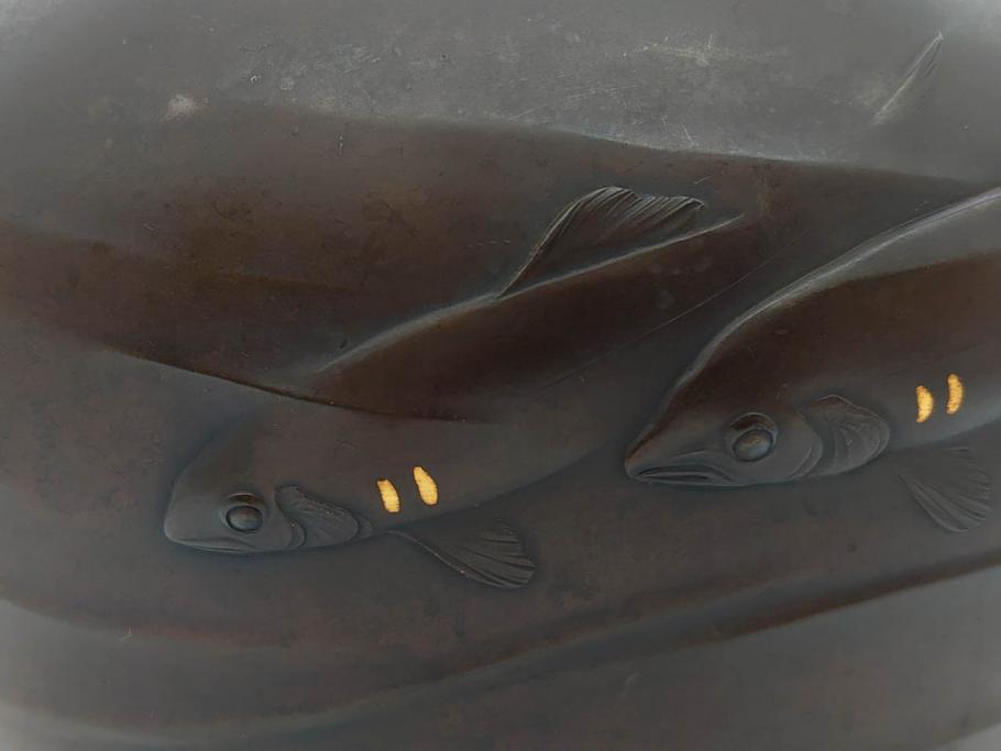 時代物　古銅　斑紫銅　盛上　生き生きと泳ぐ魚の装飾が印象的な花瓶(鮎?、アユ、高岡銅器?、花器、花生、花入、壷、壺、在銘、作家物)(R-077929)