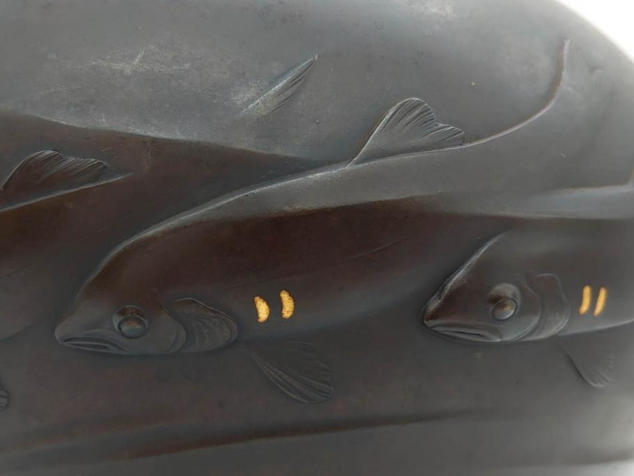 時代物　古銅　斑紫銅　盛上　生き生きと泳ぐ魚の装飾が印象的な花瓶(鮎?、アユ、高岡銅器?、花器、花生、花入、壷、壺、在銘、作家物)(R-077929)
