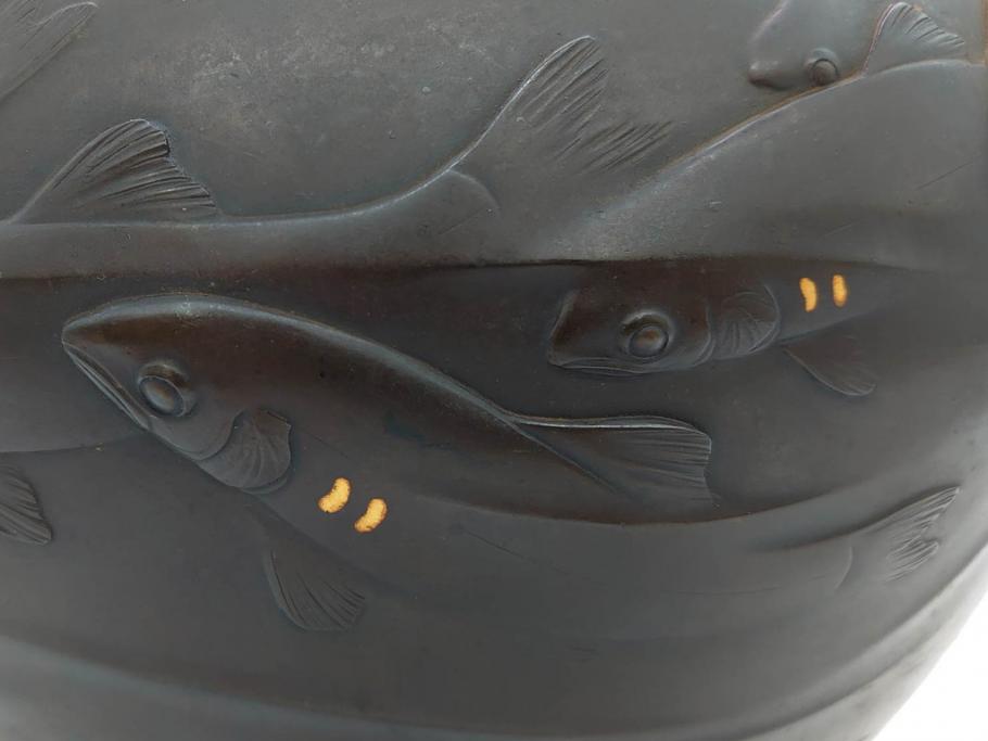 時代物　古銅　斑紫銅　盛上　生き生きと泳ぐ魚の装飾が印象的な花瓶(鮎?、アユ、高岡銅器?、花器、花生、花入、壷、壺、在銘、作家物)(R-077929)