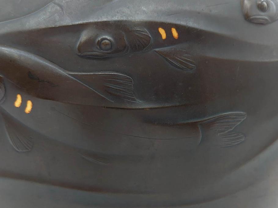 時代物　古銅　斑紫銅　盛上　生き生きと泳ぐ魚の装飾が印象的な花瓶(鮎?、アユ、高岡銅器?、花器、花生、花入、壷、壺、在銘、作家物)(R-077929)