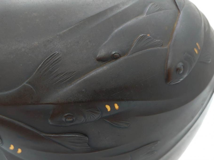 時代物　古銅　斑紫銅　盛上　生き生きと泳ぐ魚の装飾が印象的な花瓶(鮎?、アユ、高岡銅器?、花器、花生、花入、壷、壺、在銘、作家物)(R-077929)