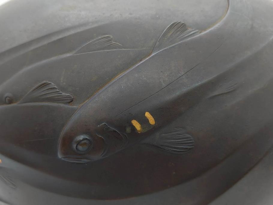 時代物　古銅　斑紫銅　盛上　生き生きと泳ぐ魚の装飾が印象的な花瓶(鮎?、アユ、高岡銅器?、花器、花生、花入、壷、壺、在銘、作家物)(R-077929)