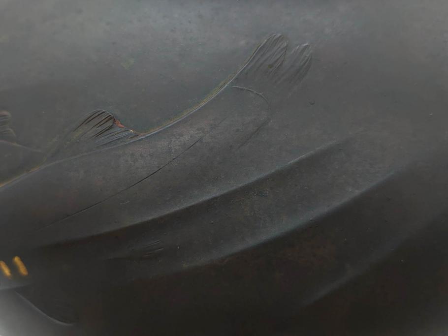 時代物　古銅　斑紫銅　盛上　生き生きと泳ぐ魚の装飾が印象的な花瓶(鮎?、アユ、高岡銅器?、花器、花生、花入、壷、壺、在銘、作家物)(R-077929)