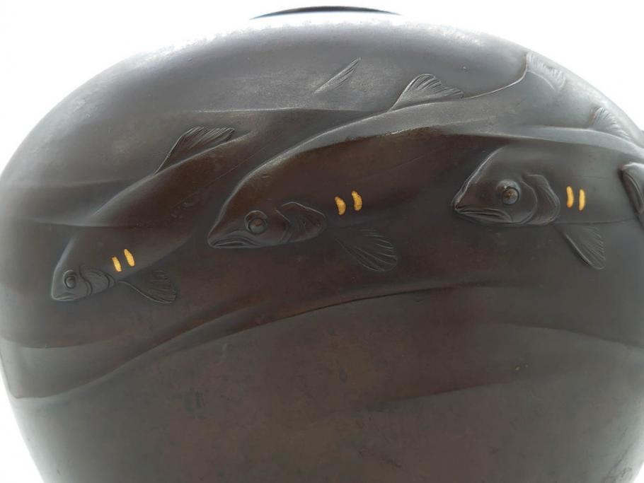 時代物　古銅　斑紫銅　盛上　生き生きと泳ぐ魚の装飾が印象的な花瓶(鮎?、アユ、高岡銅器?、花器、花生、花入、壷、壺、在銘、作家物)(R-077929)