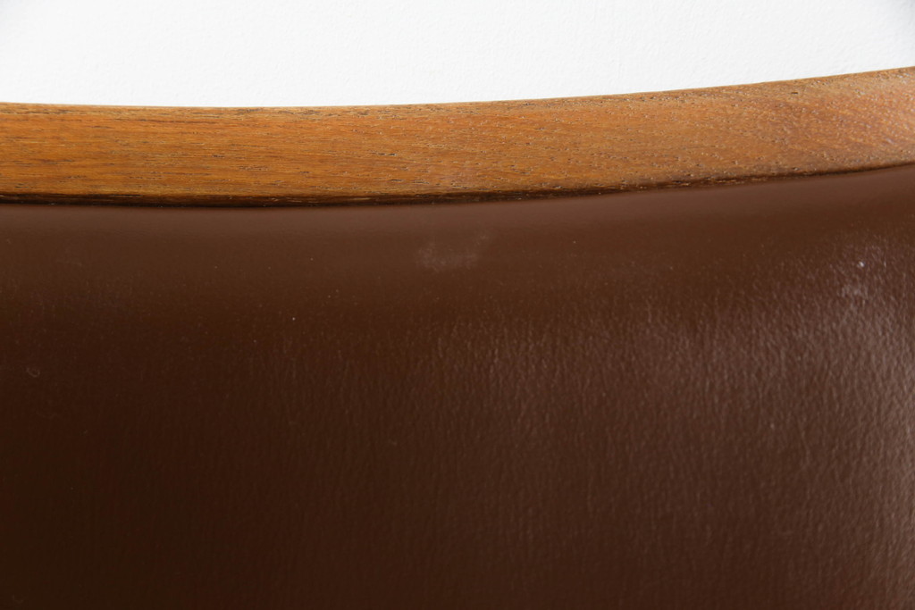 ジャパンビンテージ　チーク材　合皮　温かい雰囲気と高級感を兼ね備えたアームチェア4脚セット(イス、椅子、ヴィンテージ)(R-053308)