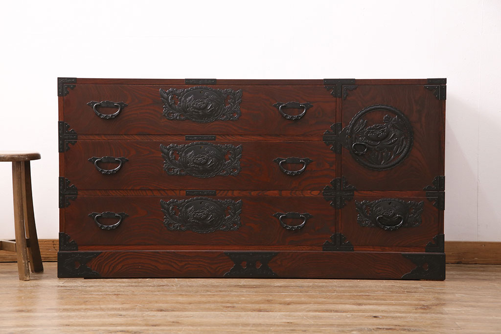 中古　ケヤキ材　漆塗りと迫力のある金具が見事な、存在感のある仙台民芸箪笥(リビングボード、引き出し、収納棚)(R-048541)