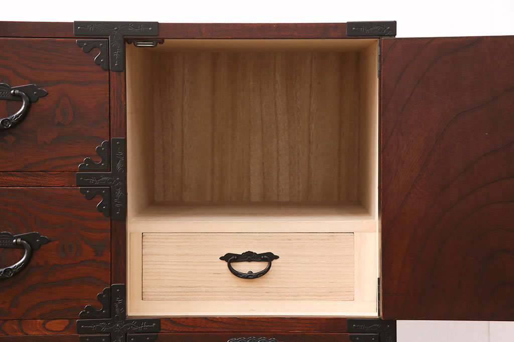 中古　ケヤキ材　漆塗りと迫力のある金具が見事な、存在感のある仙台民芸箪笥(リビングボード、引き出し、収納棚)(R-048541)