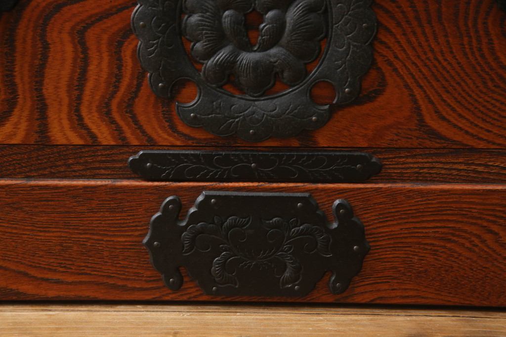 中古　岩谷堂箪笥　菊幸作　重厚感ある金具と美しい杢目が存在感を放つ観音扉付き和箪笥(衣装箪笥、収納タンス、整理たんす、チェスト、引き出し)(R-069240)