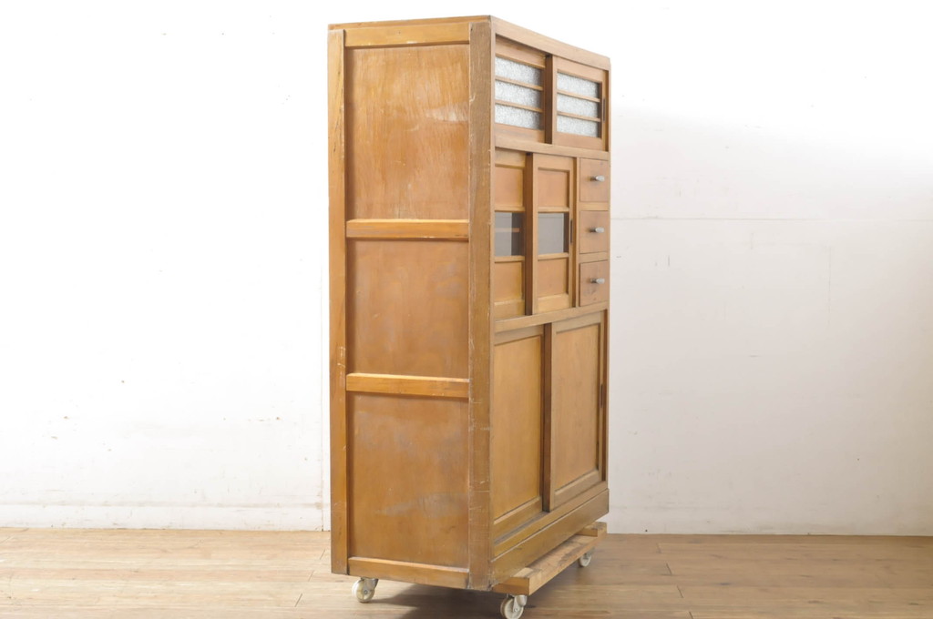 和製ビンテージ　昭和レトロ　可愛いデザインが魅力の小振りな食器棚(収納棚、戸棚、キャビネット、ヴィンテージ)(R-064876)