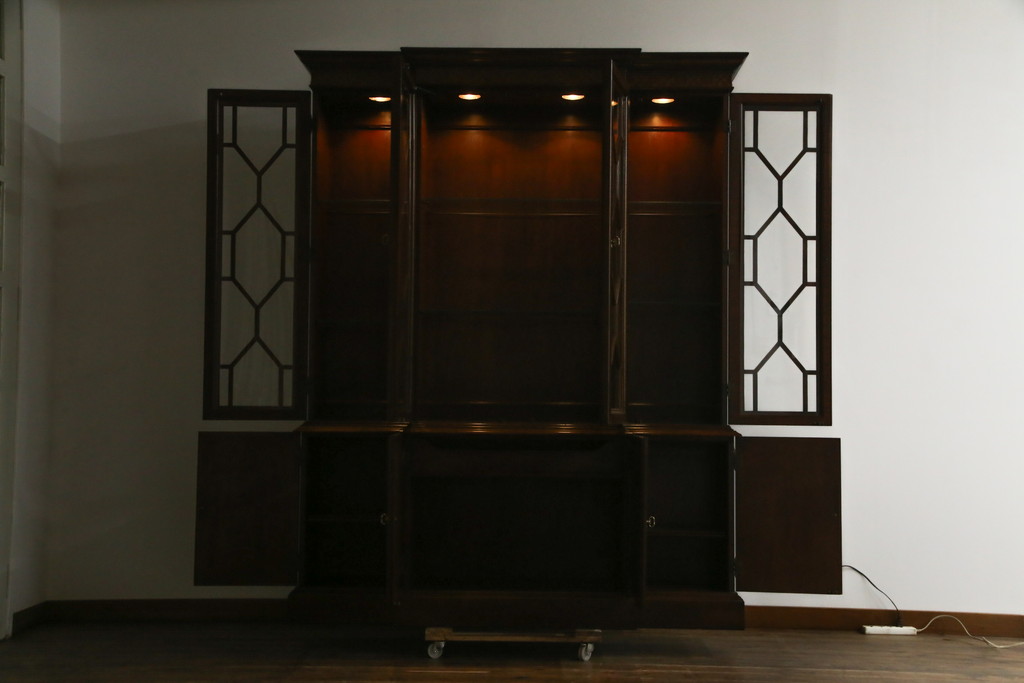 中古　美品!!　ヒッコリーチェア(HICKORY CHAIR)　クラシカルで高級感溢れる照明付きのキャビネット(収納棚、戸棚、飾り棚)(定価約300万円)(R-078717)