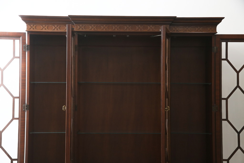 中古　美品!!　ヒッコリーチェア(HICKORY CHAIR)　クラシカルで高級感溢れる照明付きのキャビネット(収納棚、戸棚、飾り棚)(定価約300万円)(R-078717)