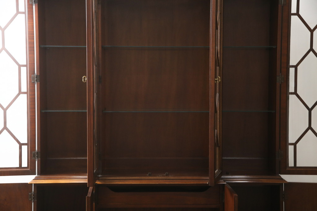 中古　美品!!　ヒッコリーチェア(HICKORY CHAIR)　クラシカルで高級感溢れる照明付きのキャビネット(収納棚、戸棚、飾り棚)(定価約300万円)(R-078717)