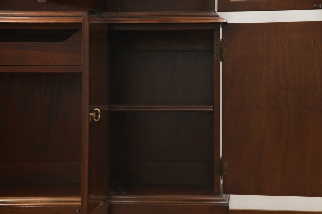 中古　美品!!　ヒッコリーチェア(HICKORY CHAIR)　クラシカルで高級感溢れる照明付きのキャビネット(収納棚、戸棚、飾り棚)(定価約300万円)(R-078717)