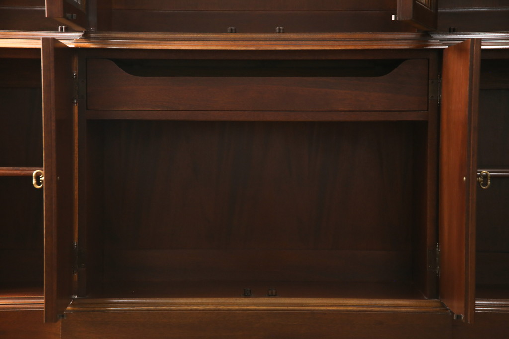 中古　美品!!　ヒッコリーチェア(HICKORY CHAIR)　クラシカルで高級感溢れる照明付きのキャビネット(収納棚、戸棚、飾り棚)(定価約300万円)(R-078717)