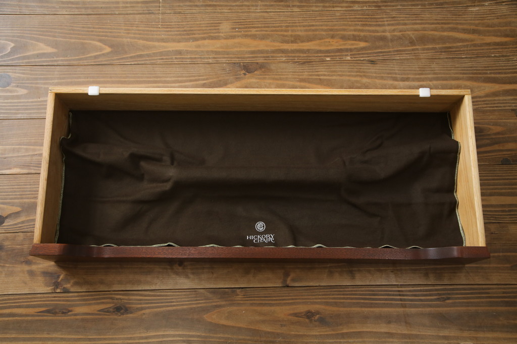 中古　美品!!　ヒッコリーチェア(HICKORY CHAIR)　クラシカルで高級感溢れる照明付きのキャビネット(収納棚、戸棚、飾り棚)(定価約300万円)(R-078717)