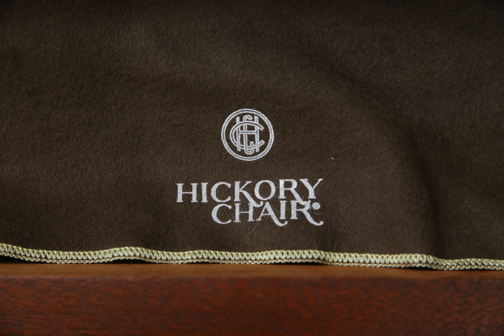 中古　美品!!　ヒッコリーチェア(HICKORY CHAIR)　クラシカルで高級感溢れる照明付きのキャビネット(収納棚、戸棚、飾り棚)(定価約300万円)(R-078717)