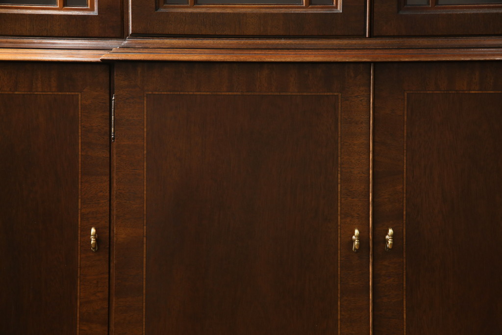 中古　美品!!　ヒッコリーチェア(HICKORY CHAIR)　クラシカルで高級感溢れる照明付きのキャビネット(収納棚、戸棚、飾り棚)(定価約300万円)(R-078717)