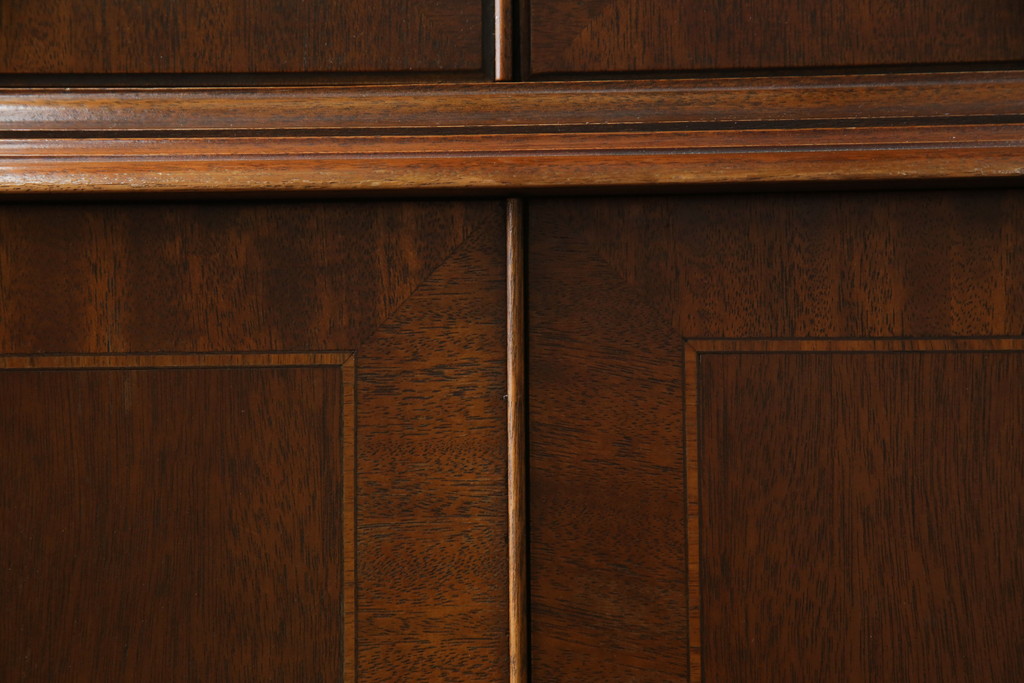 中古　美品!!　ヒッコリーチェア(HICKORY CHAIR)　クラシカルで高級感溢れる照明付きのキャビネット(収納棚、戸棚、飾り棚)(定価約300万円)(R-078717)