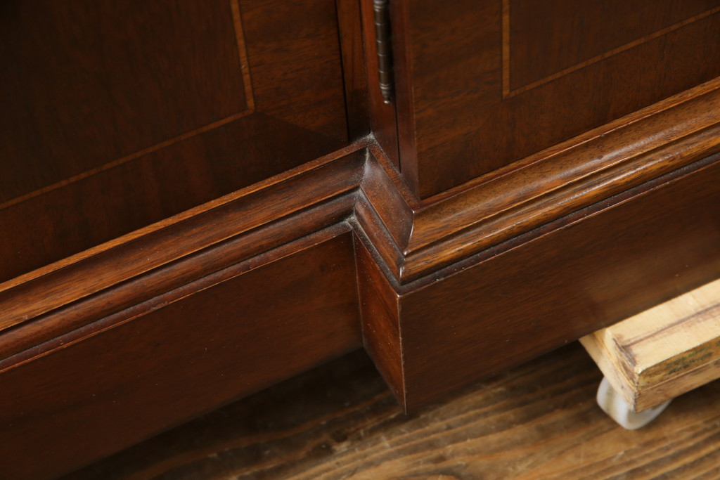 中古　美品!!　ヒッコリーチェア(HICKORY CHAIR)　クラシカルで高級感溢れる照明付きのキャビネット(収納棚、戸棚、飾り棚)(定価約300万円)(R-078717)