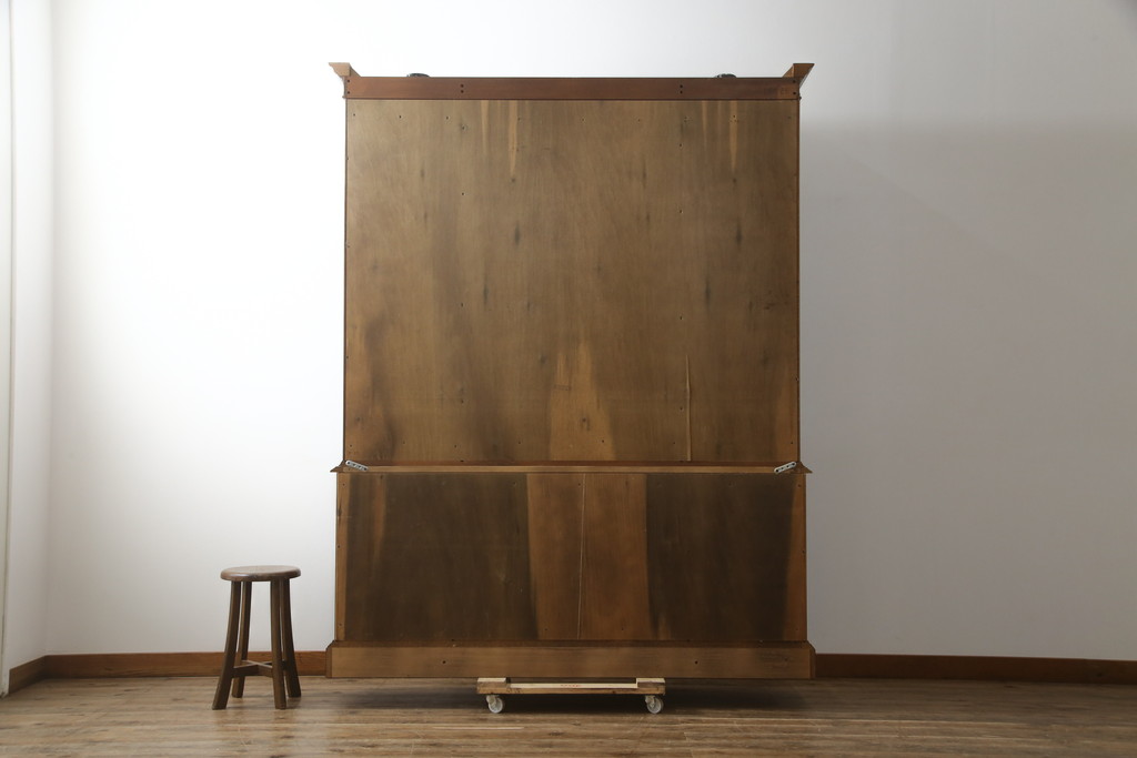 中古　美品!!　ヒッコリーチェア(HICKORY CHAIR)　クラシカルで高級感溢れる照明付きのキャビネット(収納棚、戸棚、飾り棚)(定価約300万円)(R-078717)