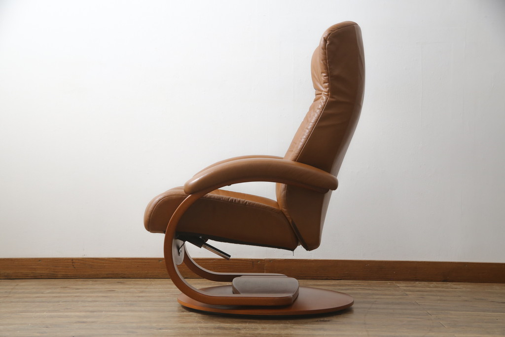 中古　美品　牛本革　ノルウェー　Hjellegjerde(イエリアーダ社)　ノーザンコンフォート　優雅なくつろぎの時間におすすめのリクライニングチェア&オットマン(定価約30万円)(椅子、アームチェア、フットスツール)(エコーネス、EKORNES、ストレスレスチェア)(R-057963)