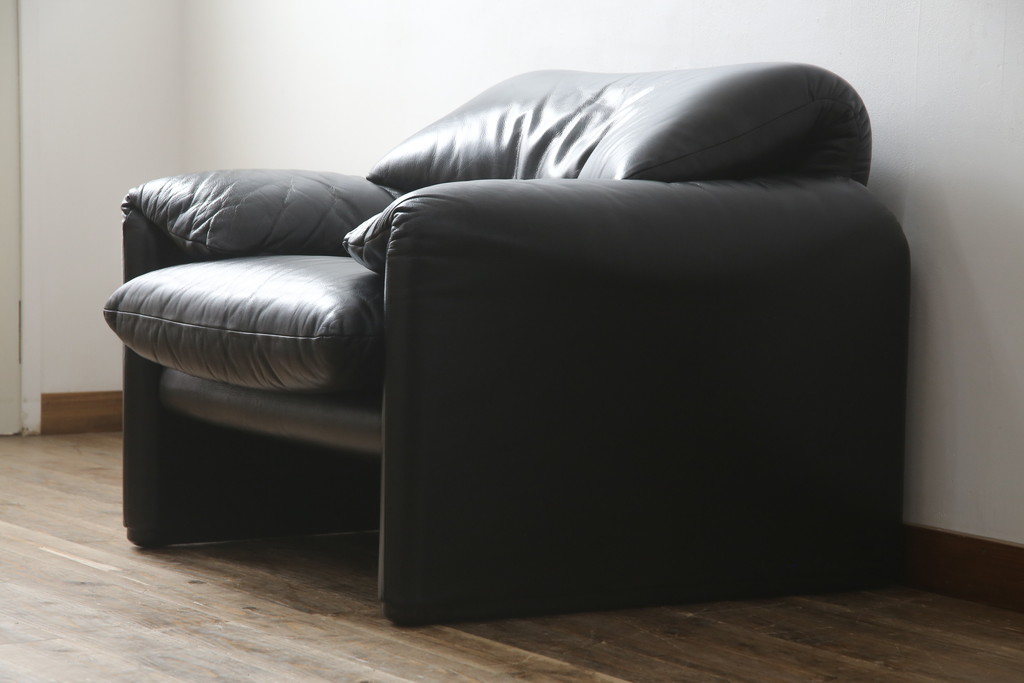 中古　Cassina(カッシーナ)　675　MARALUNGA(マラルンガ)　本革(レザー)　高級感漂う佇まいが魅力の1人掛けソファ(アームチェア、一人掛け、1P)(定価約100万円)(R-075432)