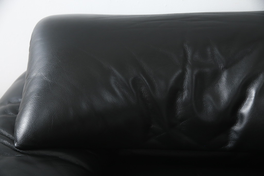中古　Cassina(カッシーナ)　675　MARALUNGA(マラルンガ)　本革(レザー)　高級感漂う佇まいが魅力の1人掛けソファ(アームチェア、一人掛け、1P)(定価約100万円)(R-075432)