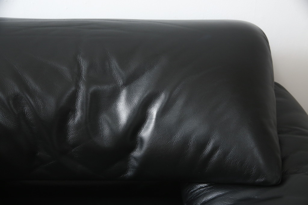 中古　Cassina(カッシーナ)　675　MARALUNGA(マラルンガ)　本革(レザー)　高級感漂う佇まいが魅力の1人掛けソファ(アームチェア、一人掛け、1P)(定価約100万円)(R-075432)