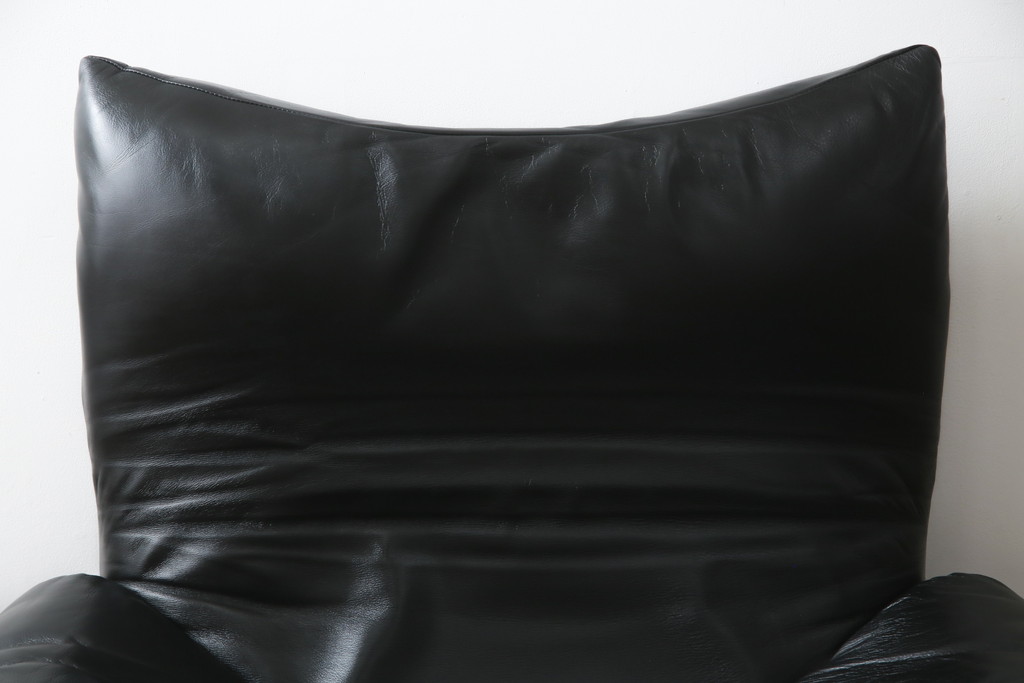 中古　Cassina(カッシーナ)　675　MARALUNGA(マラルンガ)　本革(レザー)　高級感漂う佇まいが魅力の1人掛けソファ(アームチェア、一人掛け、1P)(定価約100万円)(R-075432)