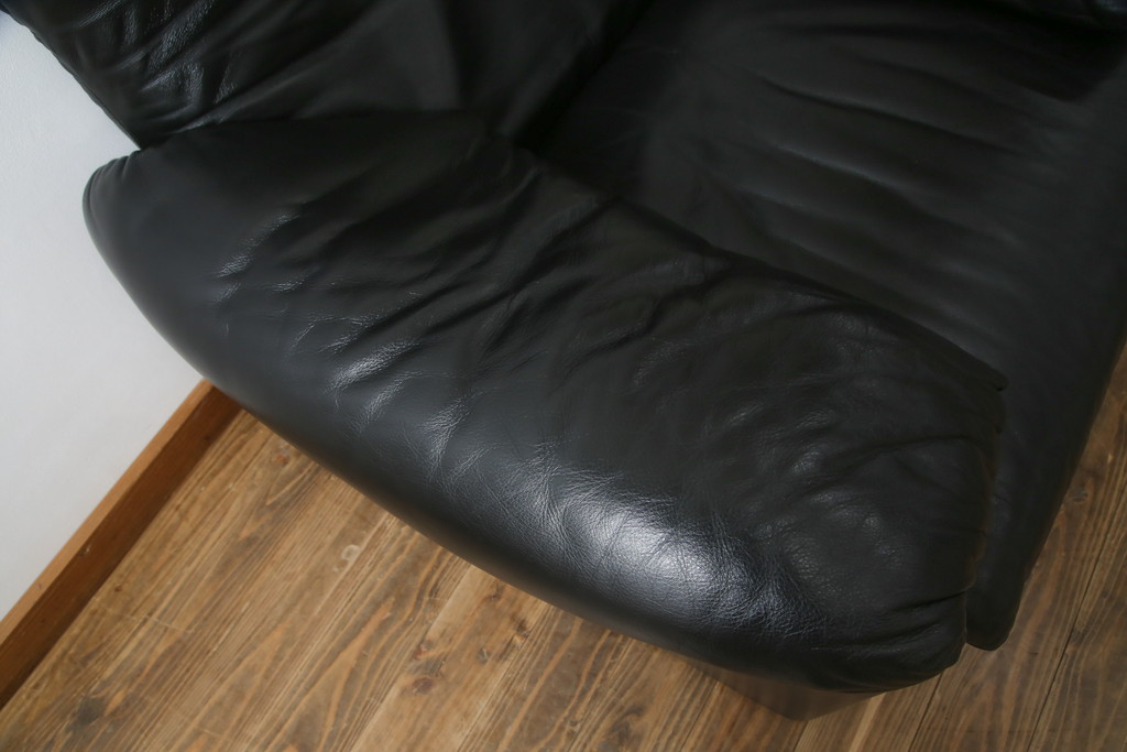 中古　Cassina(カッシーナ)　675　MARALUNGA(マラルンガ)　本革(レザー)　高級感漂う佇まいが魅力の1人掛けソファ(アームチェア、一人掛け、1P)(定価約100万円)(R-075432)