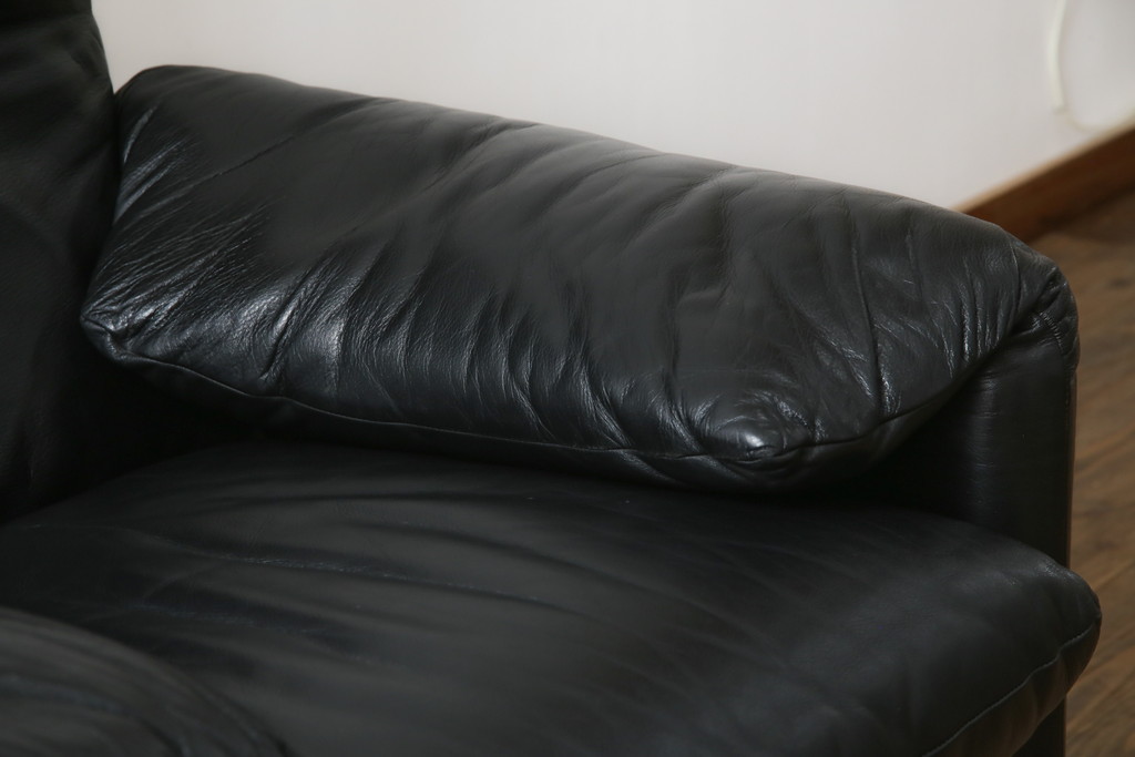 中古　Cassina(カッシーナ)　675　MARALUNGA(マラルンガ)　本革(レザー)　高級感漂う佇まいが魅力の1人掛けソファ(アームチェア、一人掛け、1P)(定価約100万円)(R-075432)