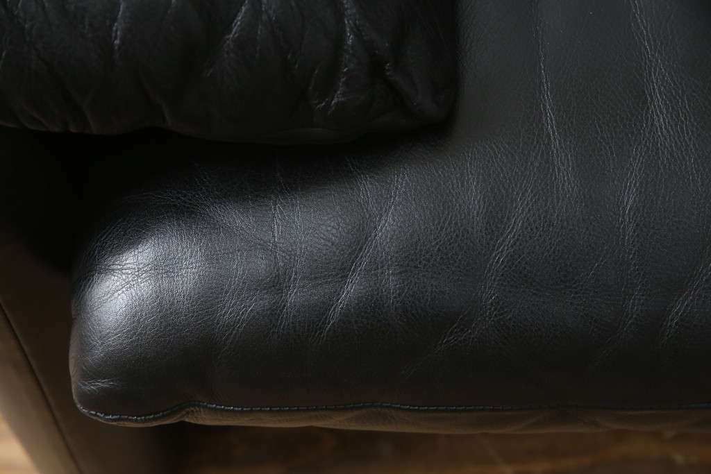中古　Cassina(カッシーナ)　675　MARALUNGA(マラルンガ)　本革(レザー)　高級感漂う佇まいが魅力の1人掛けソファ(アームチェア、一人掛け、1P)(定価約100万円)(R-075432)
