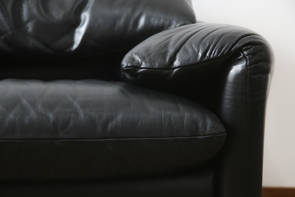 中古　Cassina(カッシーナ)　675　MARALUNGA(マラルンガ)　本革(レザー)　高級感漂う佇まいが魅力の1人掛けソファ(アームチェア、一人掛け、1P)(定価約100万円)(R-075432)