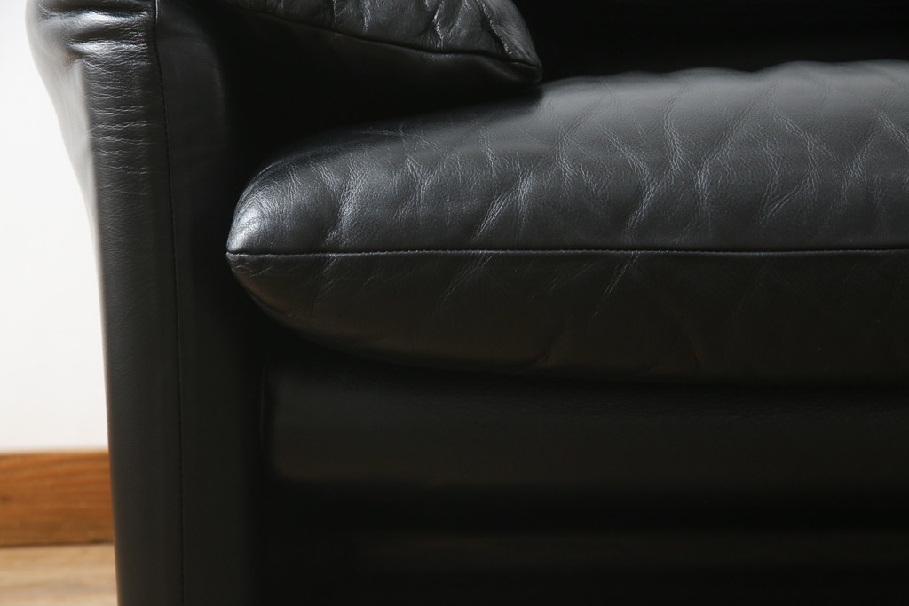 中古　Cassina(カッシーナ)　675　MARALUNGA(マラルンガ)　本革(レザー)　高級感漂う佇まいが魅力の1人掛けソファ(アームチェア、一人掛け、1P)(定価約100万円)(R-075432)