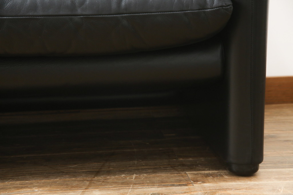 中古　Cassina(カッシーナ)　675　MARALUNGA(マラルンガ)　本革(レザー)　高級感漂う佇まいが魅力の1人掛けソファ(アームチェア、一人掛け、1P)(定価約100万円)(R-075432)