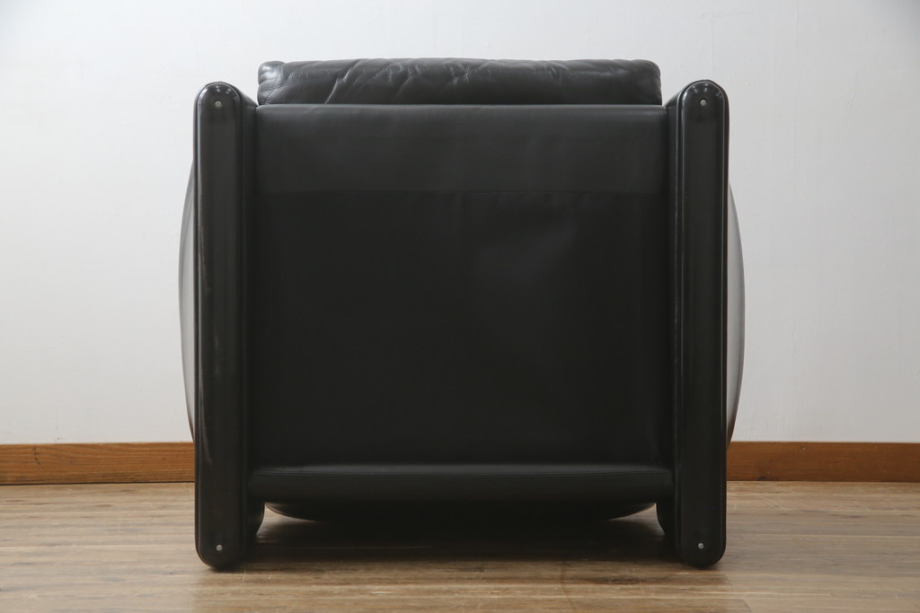 中古　Cassina(カッシーナ)　675　MARALUNGA(マラルンガ)　本革(レザー)　高級感漂う佇まいが魅力の1人掛けソファ(アームチェア、一人掛け、1P)(定価約100万円)(R-075432)