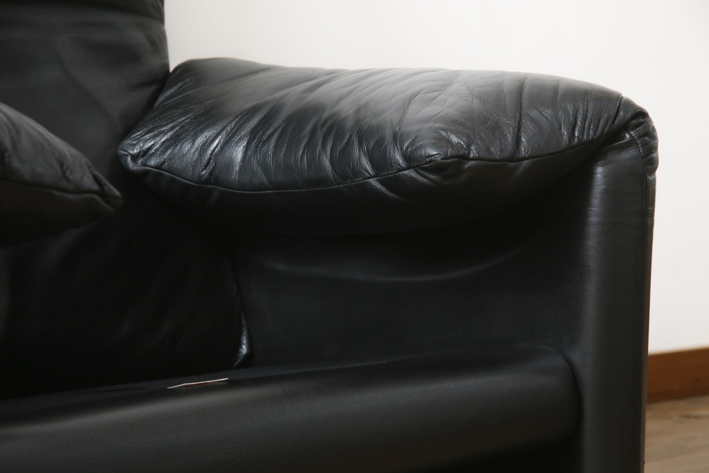 中古　Cassina(カッシーナ)　675　MARALUNGA(マラルンガ)　本革(レザー)　高級感漂う佇まいが魅力の1人掛けソファ(アームチェア、一人掛け、1P)(定価約100万円)(R-075432)